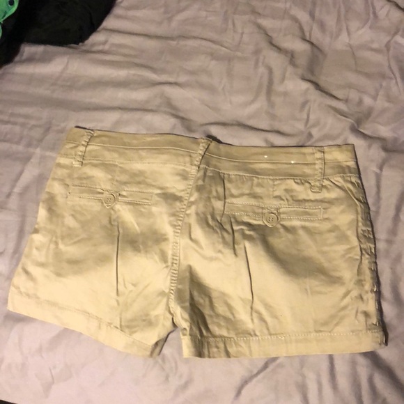 Khaki shorts - Picture 2 of 4
